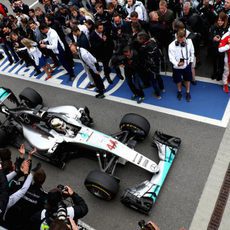 Lewis Hamilton llega para aparcar su monoplaza