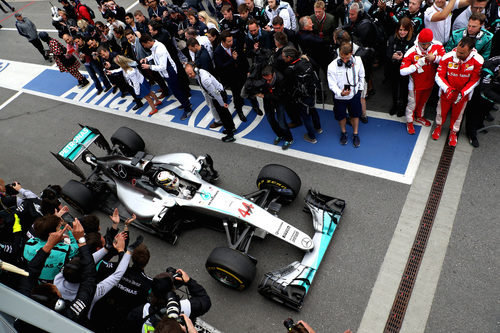 Lewis Hamilton llega para aparcar su monoplaza