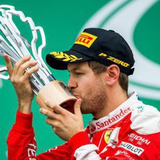 Sebastian Vettel besa su preciado trofeo