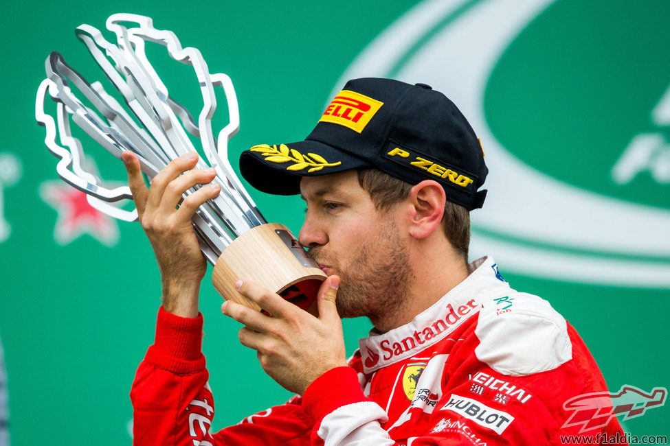 Sebastian Vettel besa su preciado trofeo