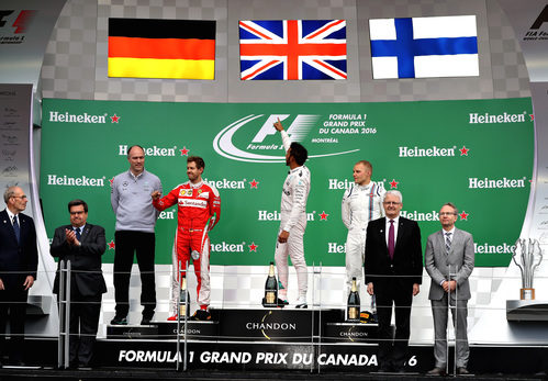 Un piloto de cada equipo en el podio de Canadá