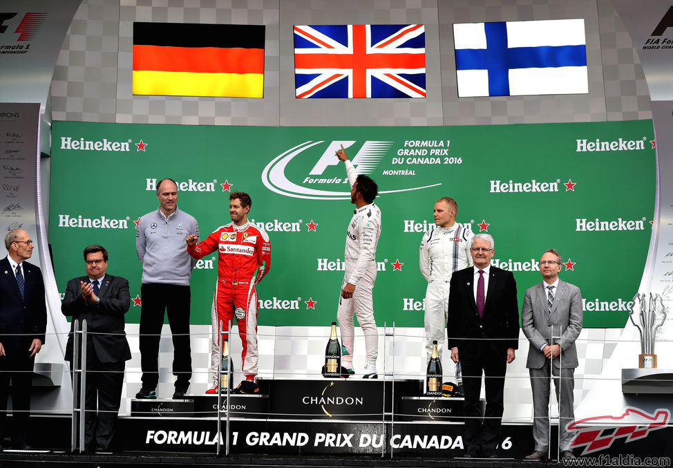 Un piloto de cada equipo en el podio de Canadá