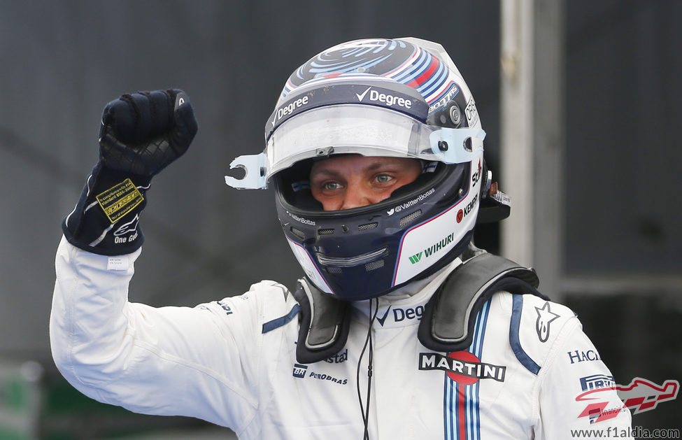 Puño en alto de Valtteri Bottas en Montreal