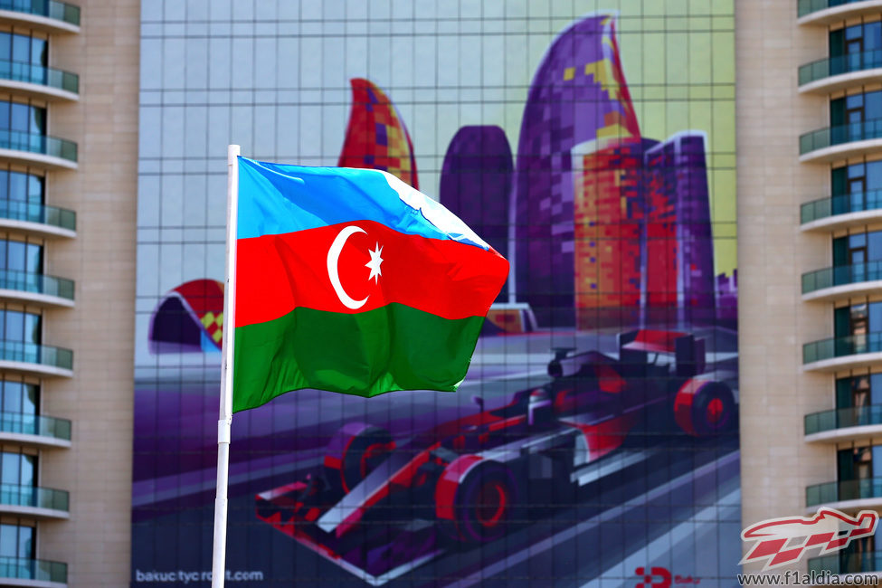 Bandera ondeante de Azerbaiyán