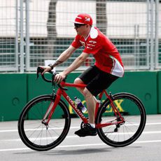 Kimi Räikkönen pasea en bici por el circuito