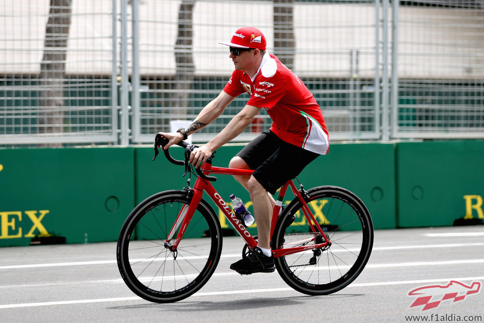 Kimi Räikkönen pasea en bici por el circuito
