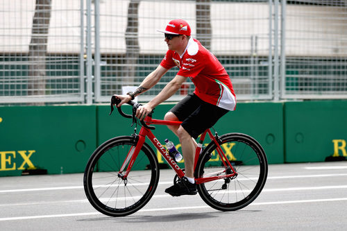 Kimi Räikkönen pasea en bici por el circuito
