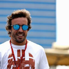 Sonrisa de Fernando Alonso al llegar al circuito de Bakú