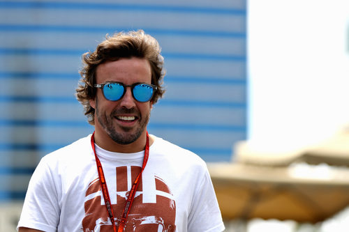Sonrisa de Fernando Alonso al llegar al circuito de Bakú