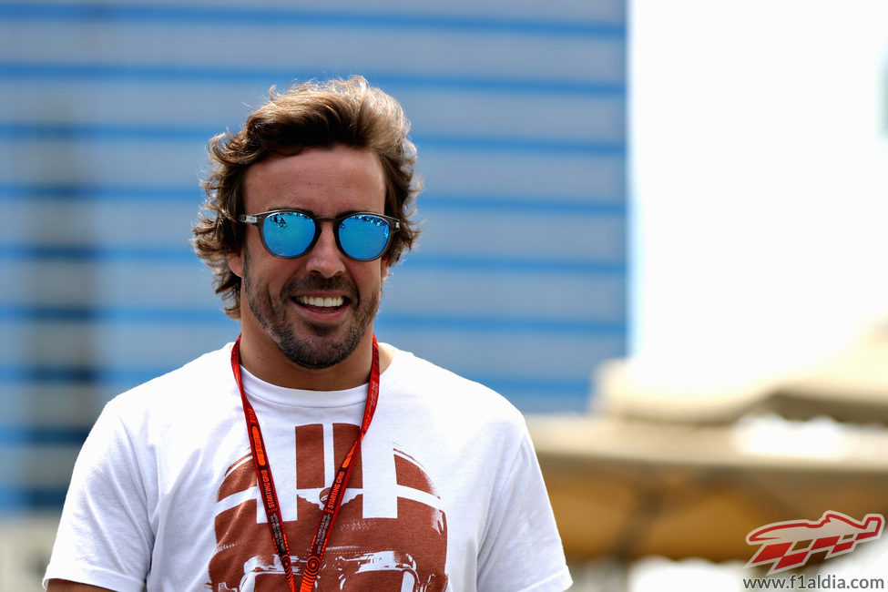 Sonrisa de Fernando Alonso al llegar al circuito de Bakú
