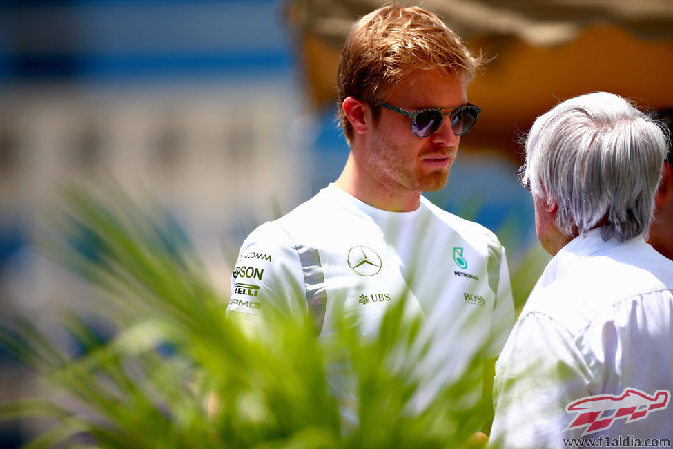 Bernie Ecclestone charla con Nico Rosberg en Bakú
