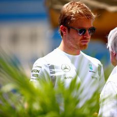 Bernie Ecclestone charla con Nico Rosberg en Bakú