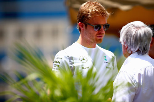 Bernie Ecclestone charla con Nico Rosberg en Bakú