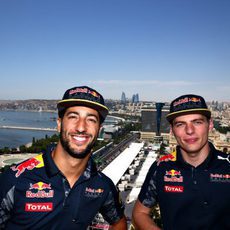 Daniel Ricciardo y Max Verstappen posan en Bakú