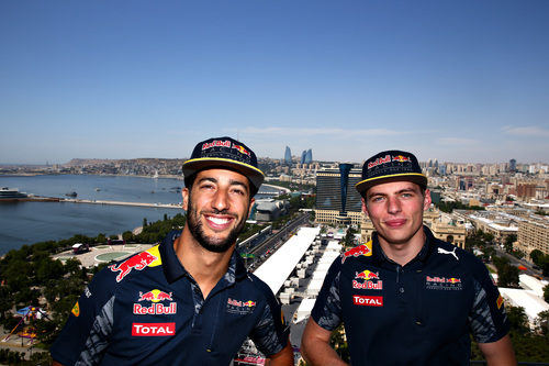 Daniel Ricciardo y Max Verstappen posan en Bakú