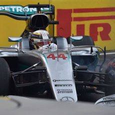 Muchos errores de Lewis Hamilton en la Q3