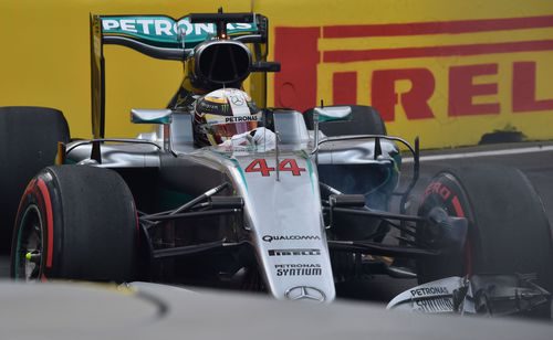 Muchos errores de Lewis Hamilton en la Q3