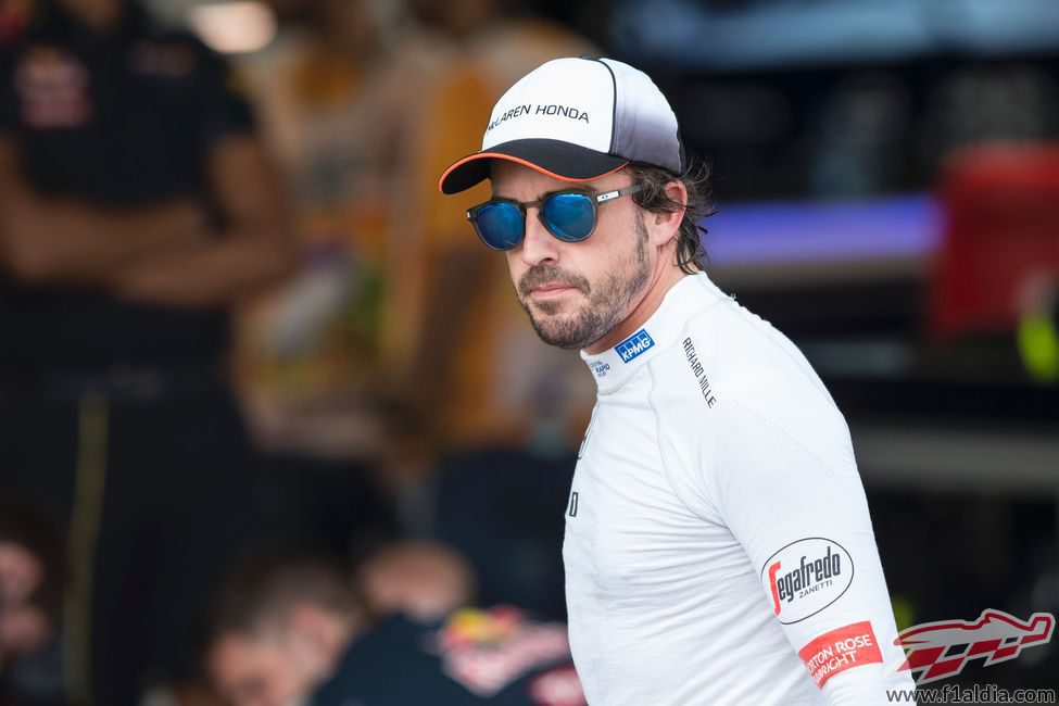 Fernando Alonso cae en la Q2 en Azerbaiyán