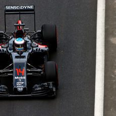 Fernando Alonso rueda en el nuevo circuito de Bakú