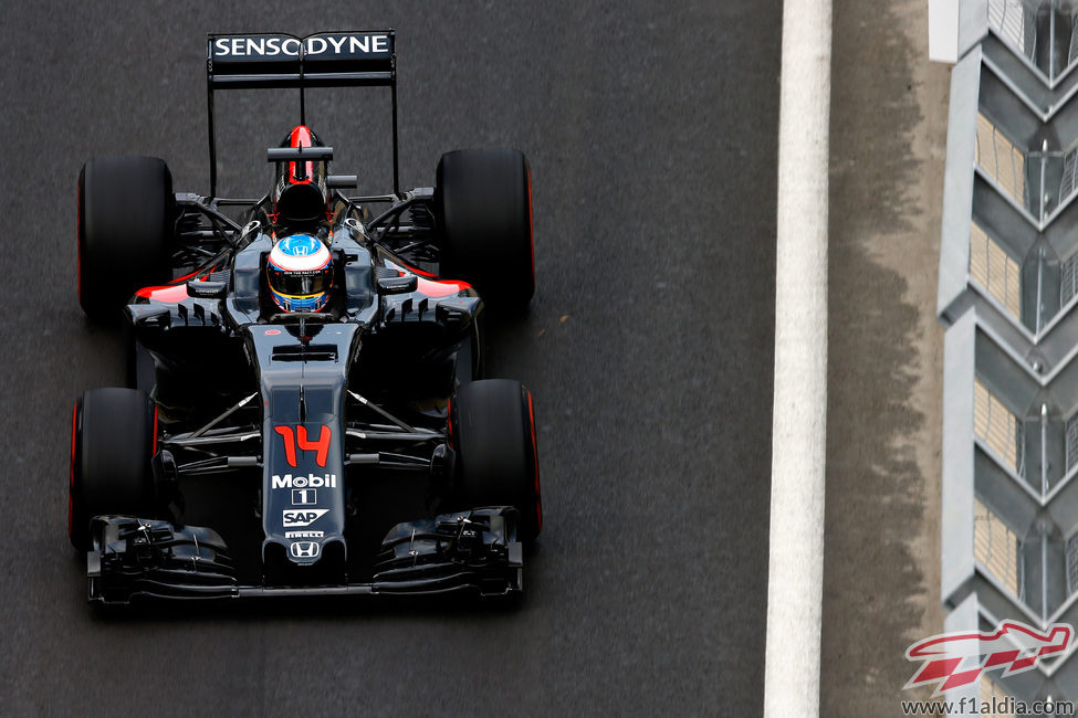 Fernando Alonso rueda en el nuevo circuito de Bakú