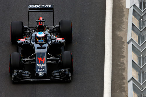 Fernando Alonso rueda en el nuevo circuito de Bakú