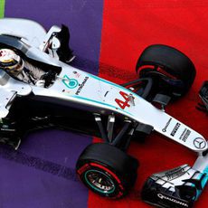 Lewis Hamilton se va largo y se sale de pista