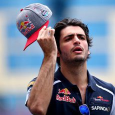 Carlos Sainz trata de combatir el calor