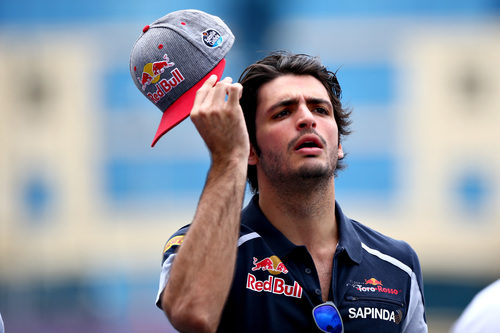 Carlos Sainz trata de combatir el calor