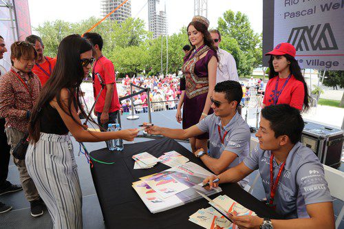 Firma de autógrafos para pascal Wehrlein y Rio Haryanto