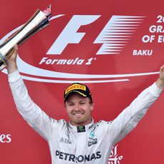 Nico Rosberg alza su trofeo de la victoria
