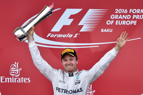 Nico Rosberg alza su trofeo de la victoria
