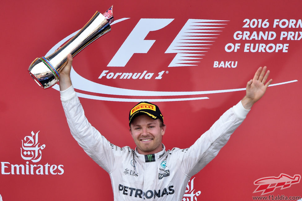 Nico Rosberg alza su trofeo de la victoria