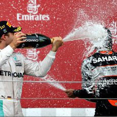 Nico Rosberg baña en champán a Sergio Pérez