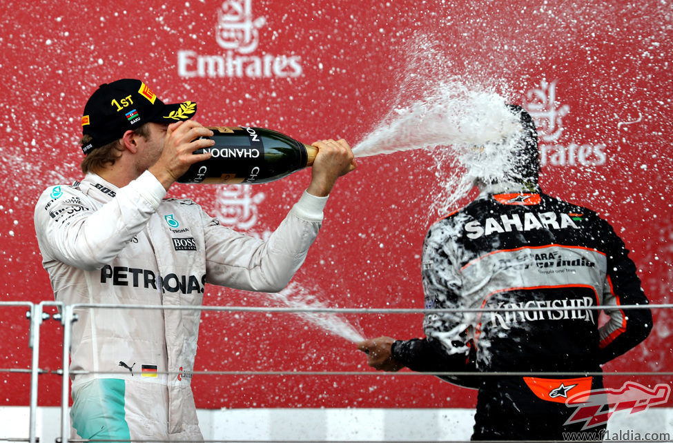 Nico Rosberg baña en champán a Sergio Pérez