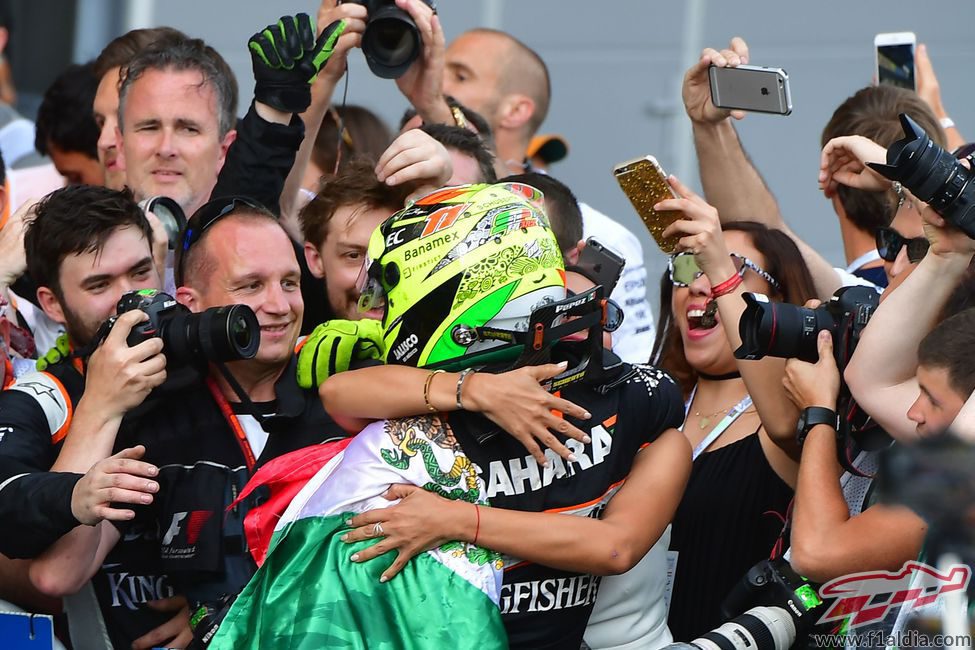 Abrazo de Sergio Pérez con su equipo en Bakú