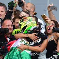 Abrazo de Sergio Pérez con su equipo en Bakú