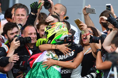 Abrazo de Sergio Pérez con su equipo en Bakú