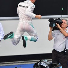 La cámara capta el salto triunfal de Nico Rosberg