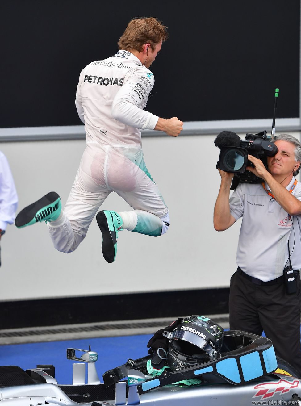 La cámara capta el salto triunfal de Nico Rosberg