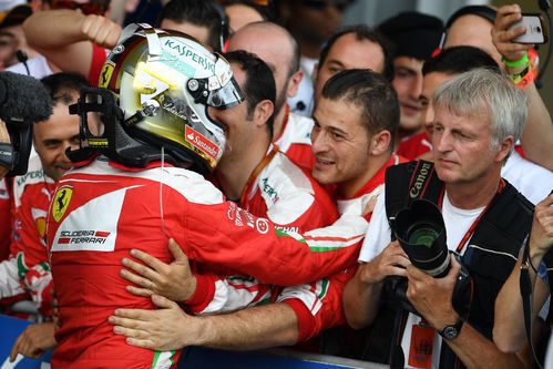 Sebastian Vettel recibe el apoyo de su equipo