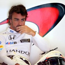 Fernando Alonso piensa en el box de McLaren