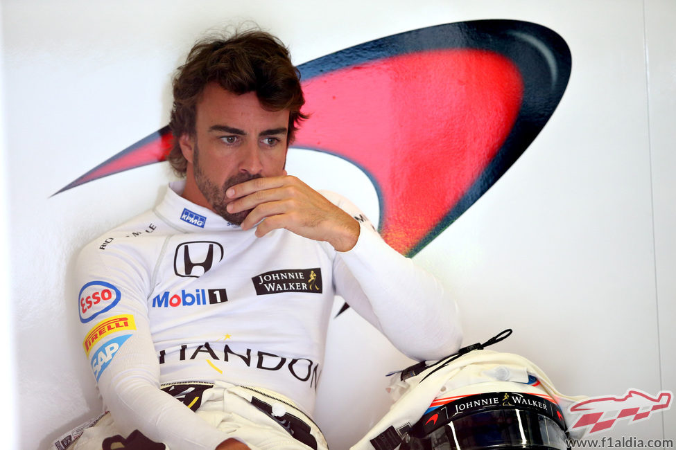 Fernando Alonso piensa en el box de McLaren