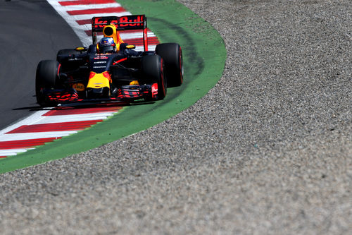Daniel Ricciardo apura al límite