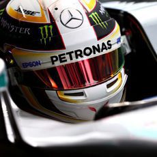 Lewis Hamilton intenta concentrarse en el coche