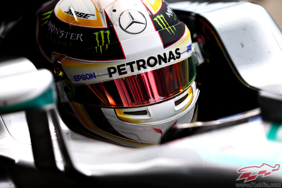 Lewis Hamilton intenta concentrarse en el coche