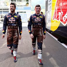 Daniel Ricciardo y Max Verstappen llegan al circuito