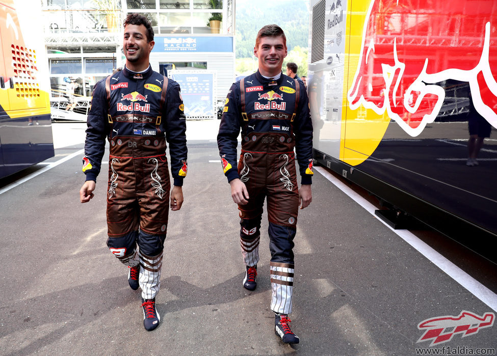 Daniel Ricciardo y Max Verstappen llegan al circuito