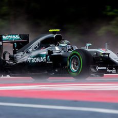 Nico Rosberg cae a la séptima posición por caja de cambios