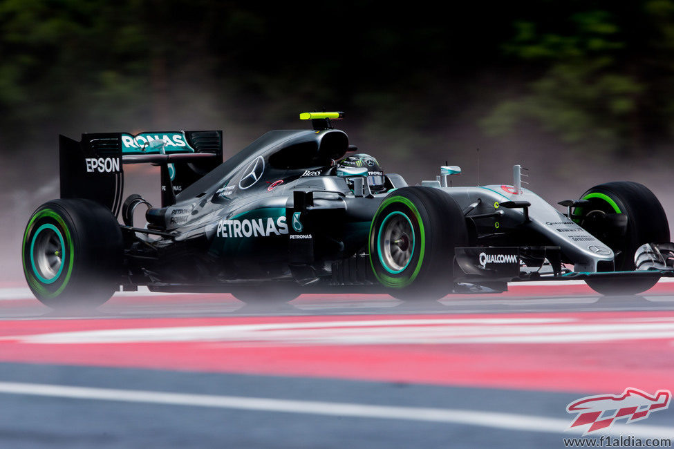 Nico Rosberg cae a la séptima posición por caja de cambios