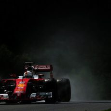 Sebastian Vettel vuela sobre mojado y clasifica tercero